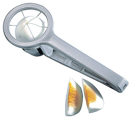 Eierschneider mit geschnittenem Ei.