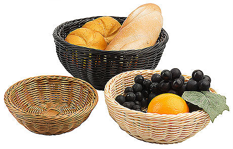 Körbe mit Brot und Obst.