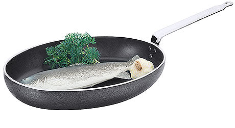 Fisch in Pfanne mit Kräutern.