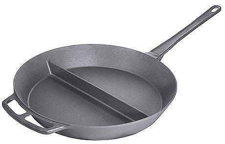Geteilte Bratpfanne aus Gusseisen.