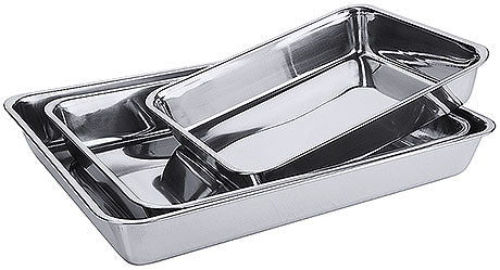 Drei Edelstahl-Gastronormbehälter gestapelt.