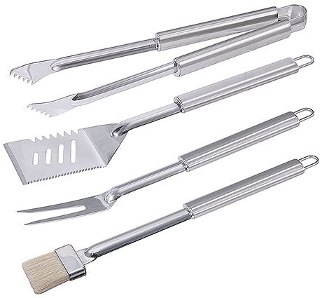 Vier Edelstahl-Grillwerkzeuge auf Weiß.