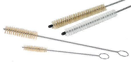 Vier Flaschenbürsten mit Metallgriff.