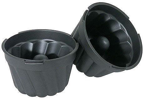 Zwei schwarze Backformen für Kuchen.