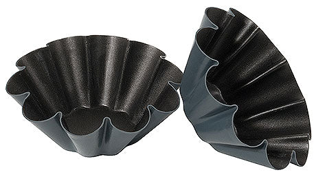 Zwei gewellte Backformen aus Metall.