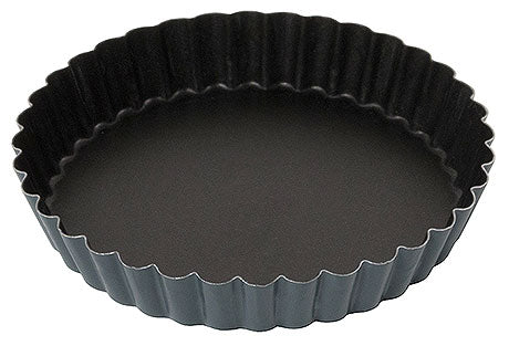 Schwarze, runde Backform mit Wellenrand.