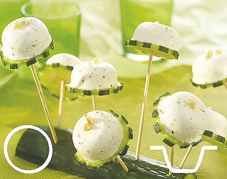 Käsehäppchen auf Gurkenscheiben-Spießen.