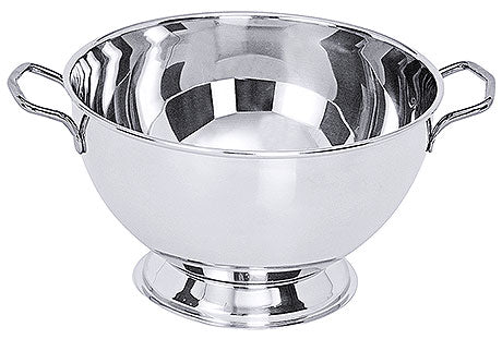Silberne Metallschüssel mit Griffen.