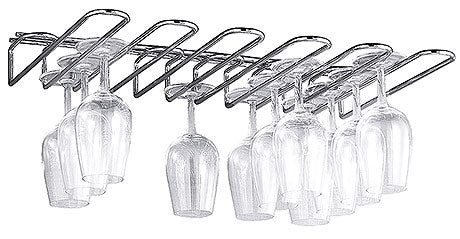 Weingläser hängen an Gläserhalter.