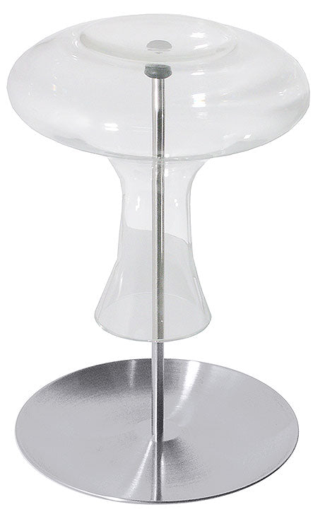 Moderne Glas- und Metallvitrine.