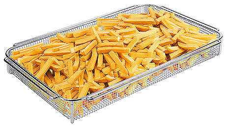 Pommes frites in Frittierkorb.