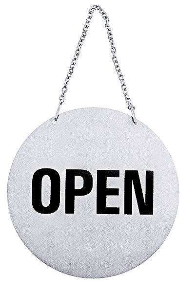 Schild mit "Open" an Kette.