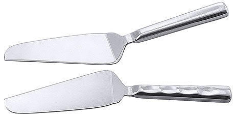 Zwei silberne Tortenheber aus Metall.