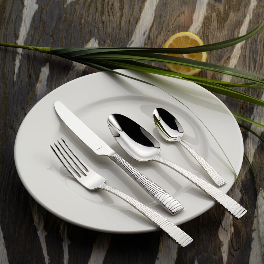 Besteckset auf einem Teller mit Dekoration.